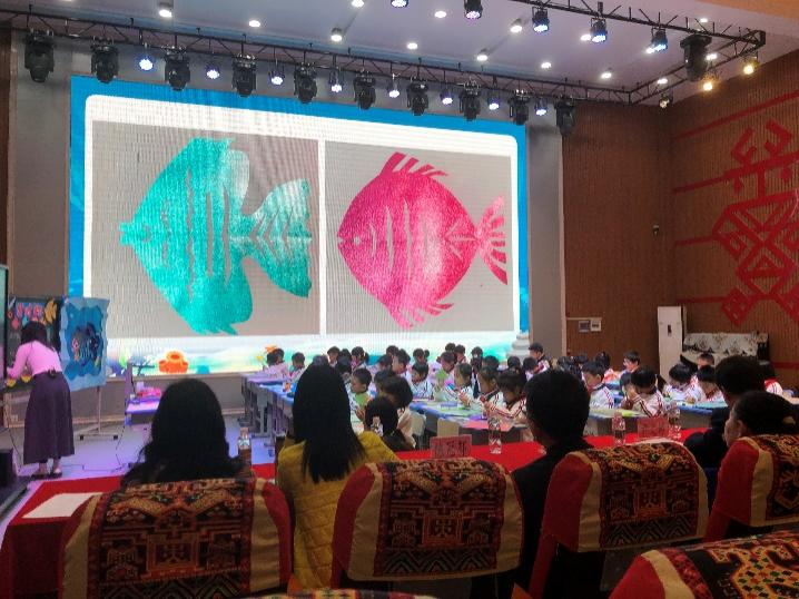 2023级学科美术专业研究生观摩海口市义务教育阶段美术学科研讨课现场展示活动