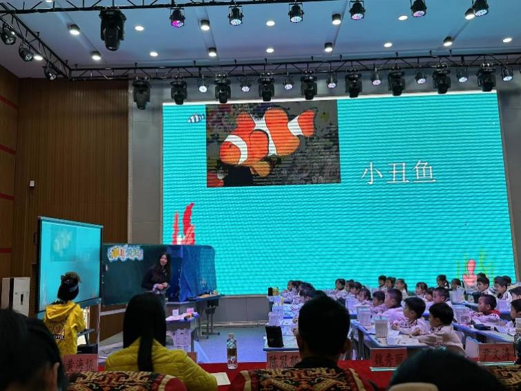 2023级学科美术专业研究生观摩海口市义务教育阶段美术学科研讨课现场展示活动