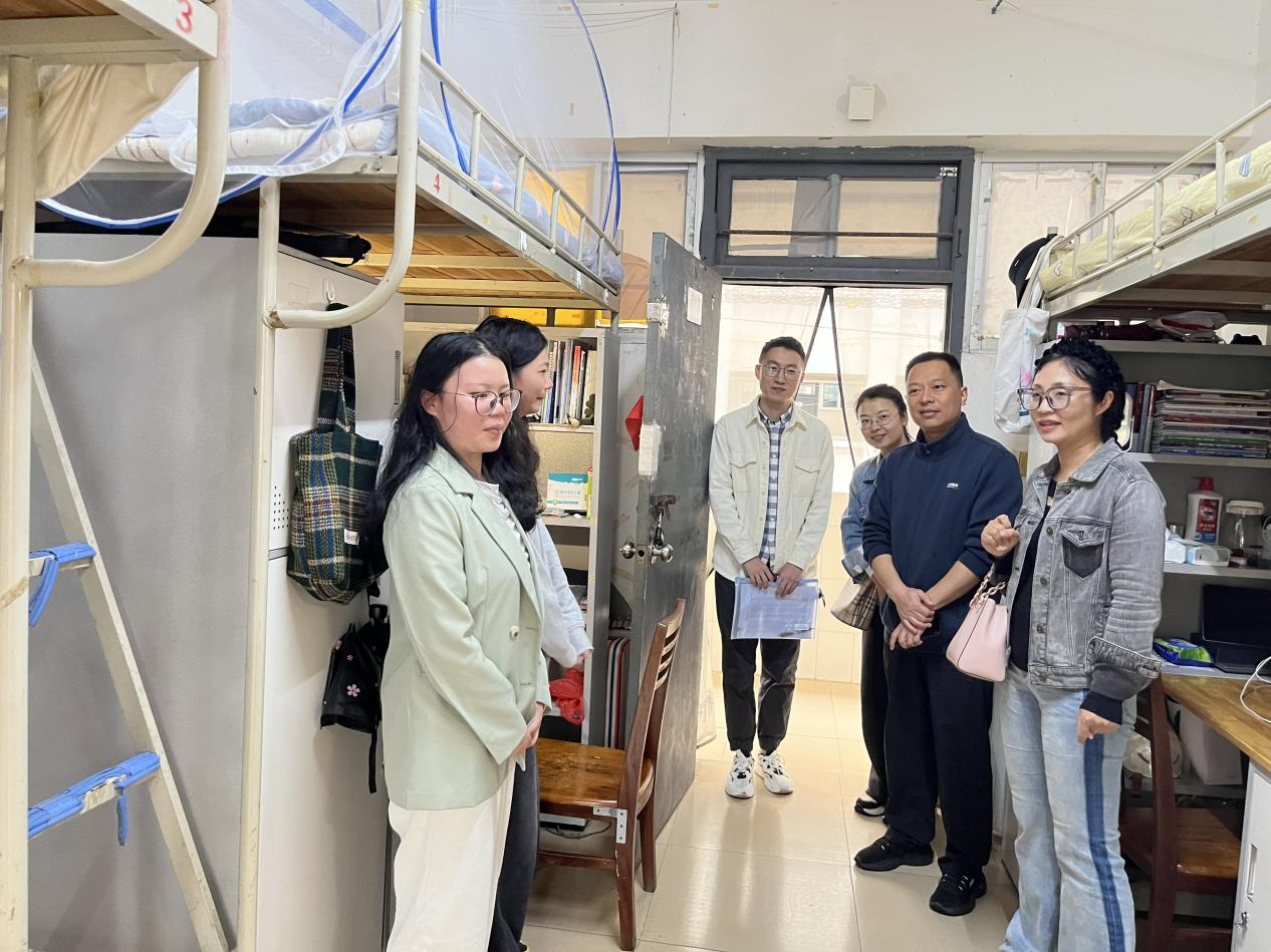 我院与研究生院联合走访学生宿舍
