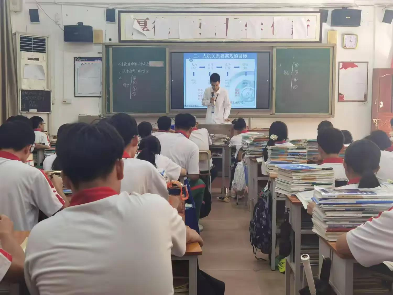 海南师范大学信息学科实习巡回指导:海桂中学